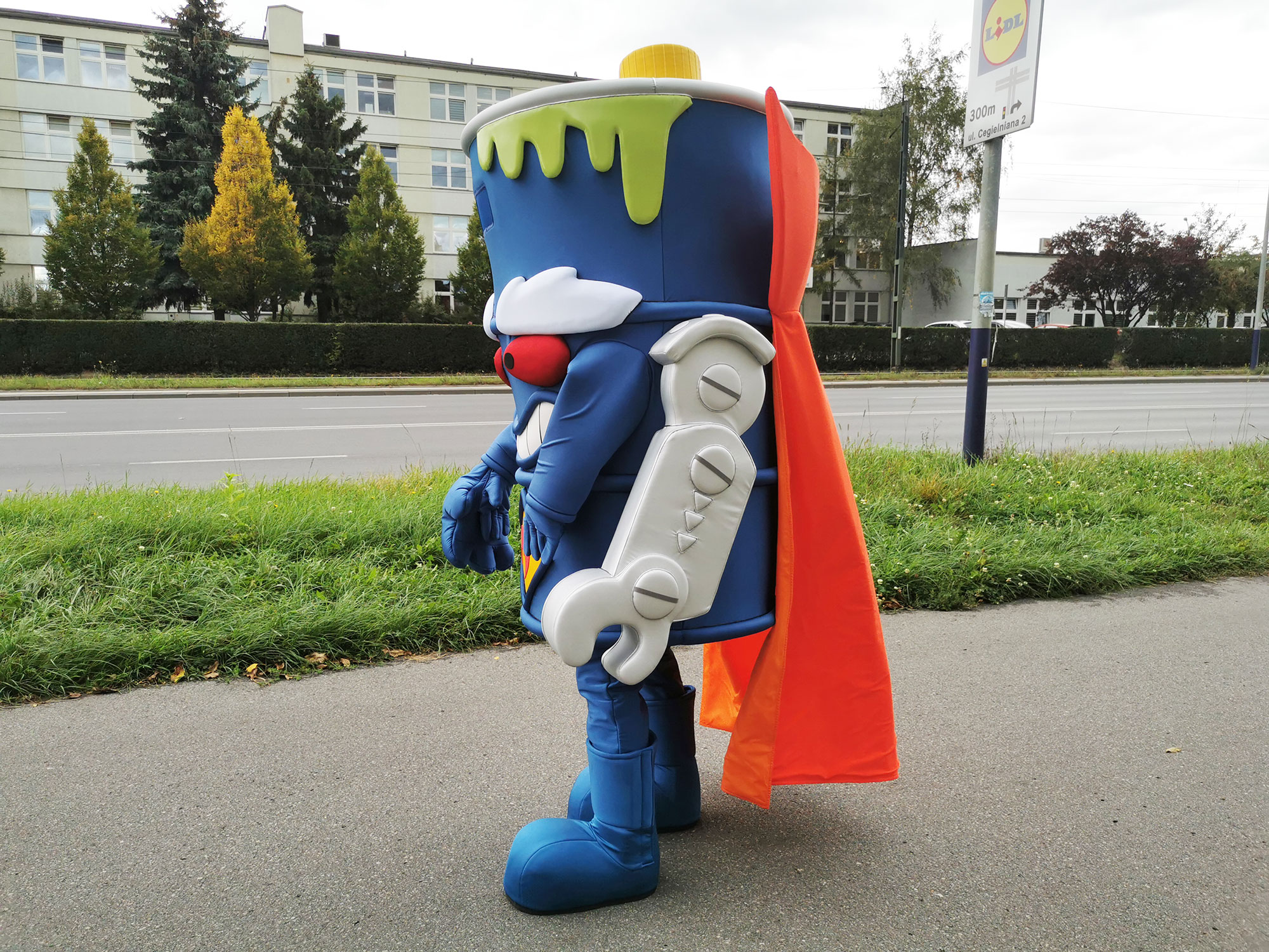 Dlaczego wypożyczalnia strojów reklamowych jest przereklamowana? Elabika Mr King SuperZings